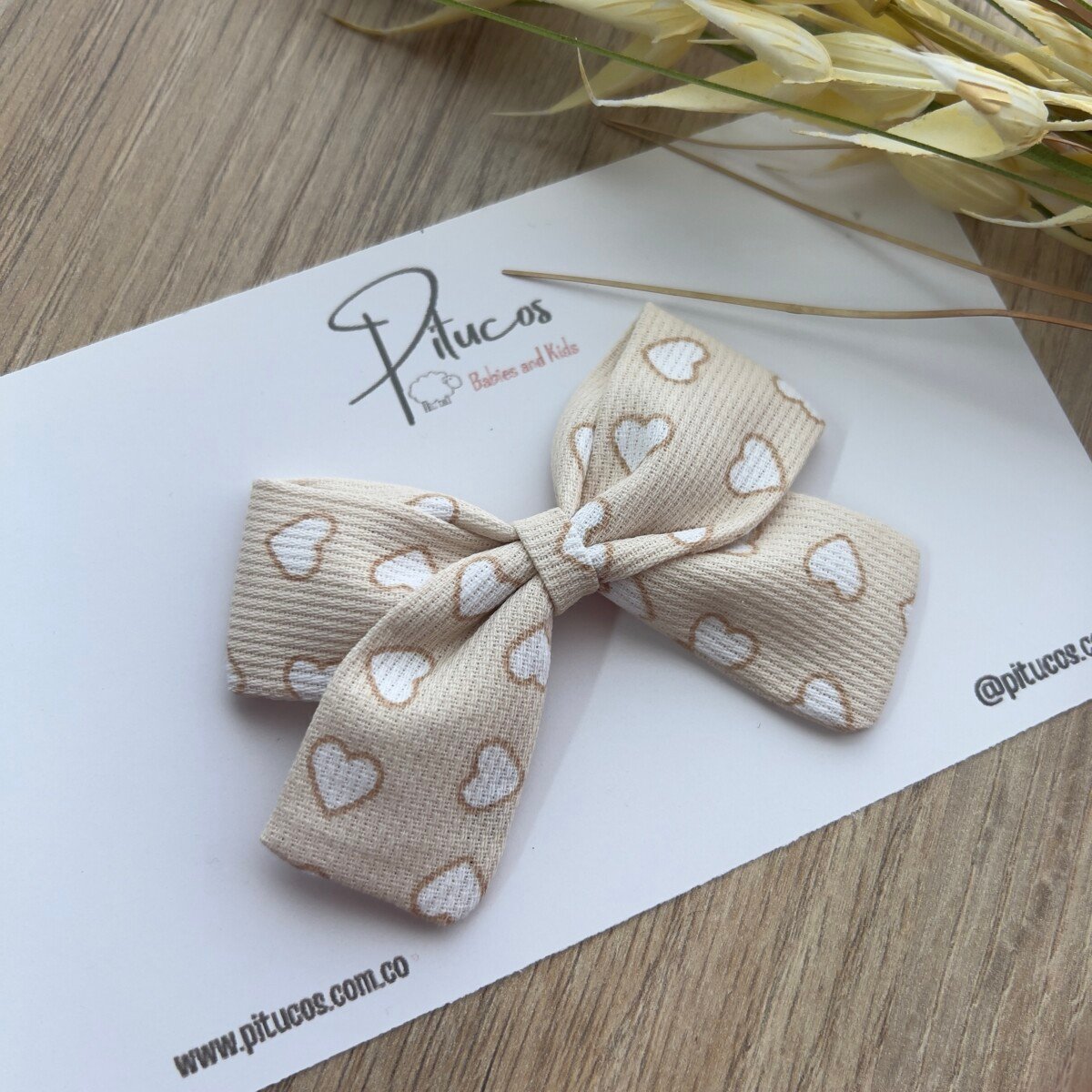 Pinza Mediana Obsequio Paula Beige Corazones - Imagen 1
